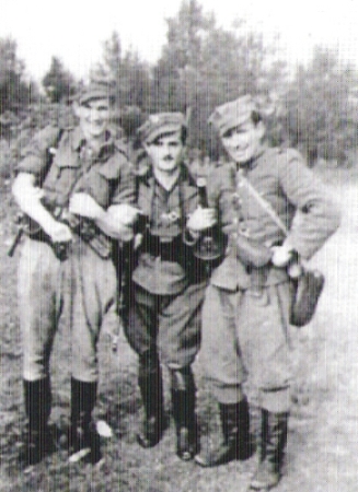 Stoją od lewej: Plut. Zdzisław Badocha &quot;Żelazny&quot;, ppor. Marian Pluciński &quot;Mścisław&quot;, ppor. Jan Zaleski &quot;Zaja&quot;. Białostocczyzna 1945 r.