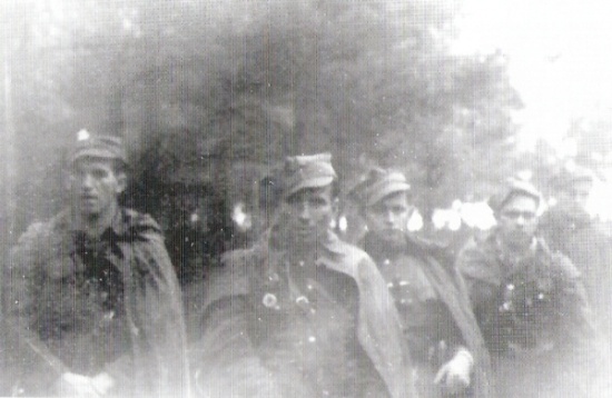 Patrol partyzancki w marszu. Od prawej: plut. &quot;Żelazny&quot;, plut. &quot;Zaja&quot;, NN, plut. &quot;Zeus&quot;, NN, 1945 r.