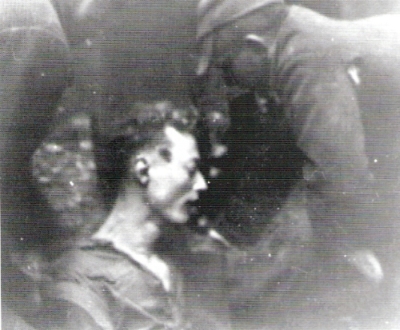 Funkcjonariusze UBP i KBW &quot;pozują&quot; do zdjęcia z wykopanym z grobu ciałem Tadeusza Urbanowicza &quot;Moskito&quot;, październik 1946 r.