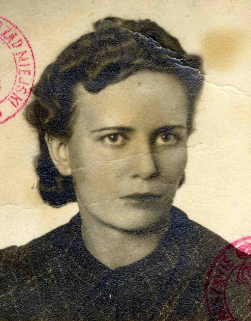 Zdjęcie Zofii Kowalskiej pod konspiracyjnym nazwiskiem jako Zofia Wirowska. Kwiecień 1942 r.