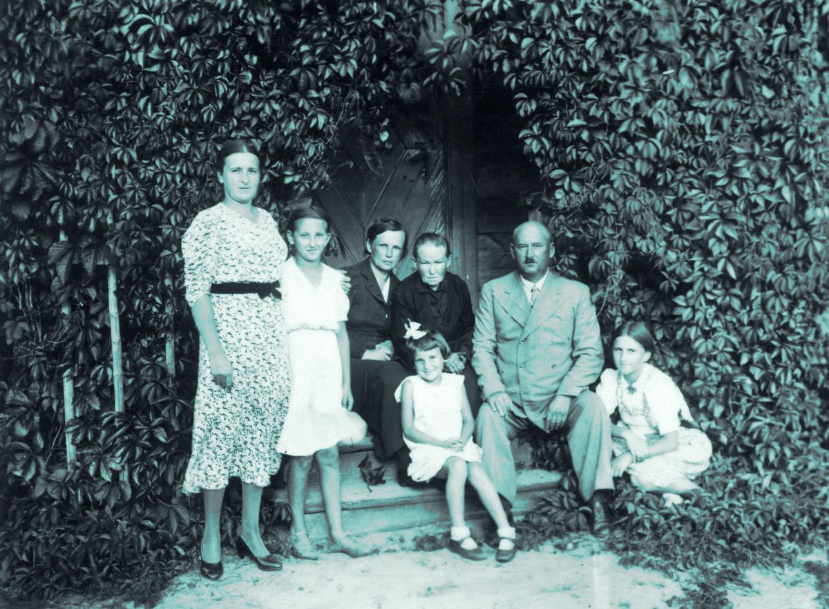 Rodzina Siedzików. Od lewej: stoją Eugenia z Danutą, siedzą Jadwiga z matką Anielą, przed nimi Wacław z córkami – z lewej Irena (z kokardą), z prawej Wiesława, leśniczówka w Olchówce koło Narewki, lato 1939 r.