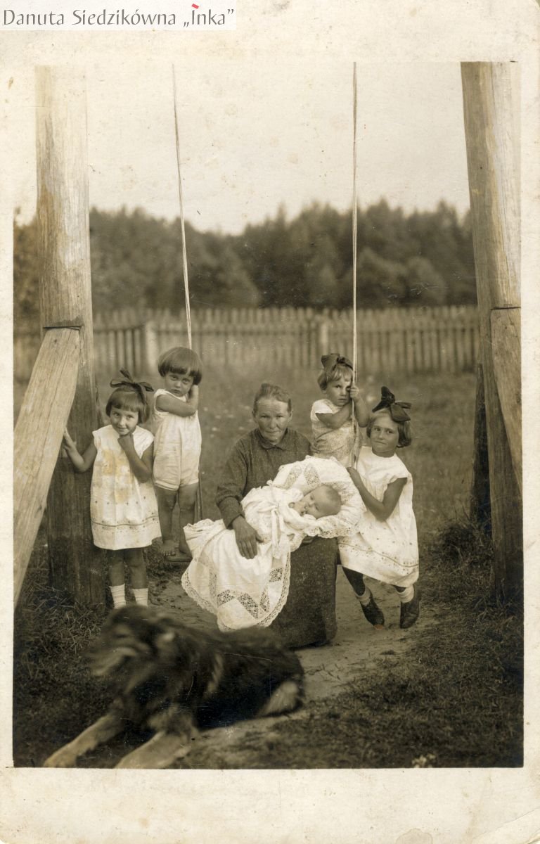 Siostry Siedzikówny z babcią Anielą i kuzynostwem, Danuta Siedzikówna pierwsza z lewej, Olchówka koło Narewki, wczesne lata trzydzieste XX w.