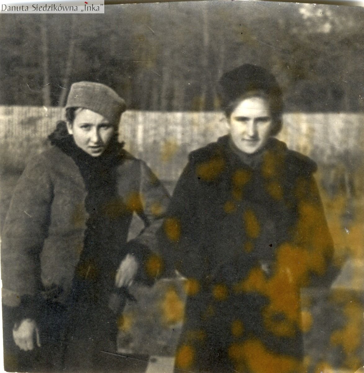 Danuta Siedzikówna z siostrą Wiesławą, Podlasie, zima 1942 r.
