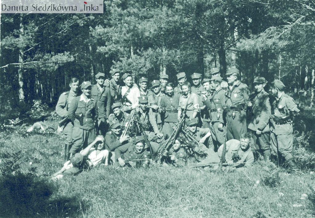 Żołnierze 2. i 4. szwadronu 5. Wileńskiej Brygady AK. „Inka” z opaską z krzyżem, Białostocczyzna, lato 1945 r.