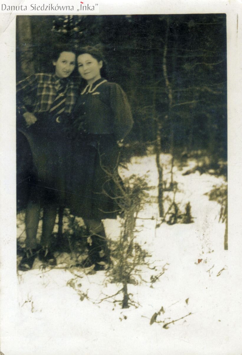 Danuta Siedzikówna „Inka” z koleżanką, Podlasie, zima 1945 r.