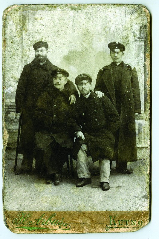 Powstańcy śląscy, stoją od lewej: Stefan Korboński, Kazimierz Galiński, Jan Wajzner, klęczy J. Chmielewski, 1921 r.
