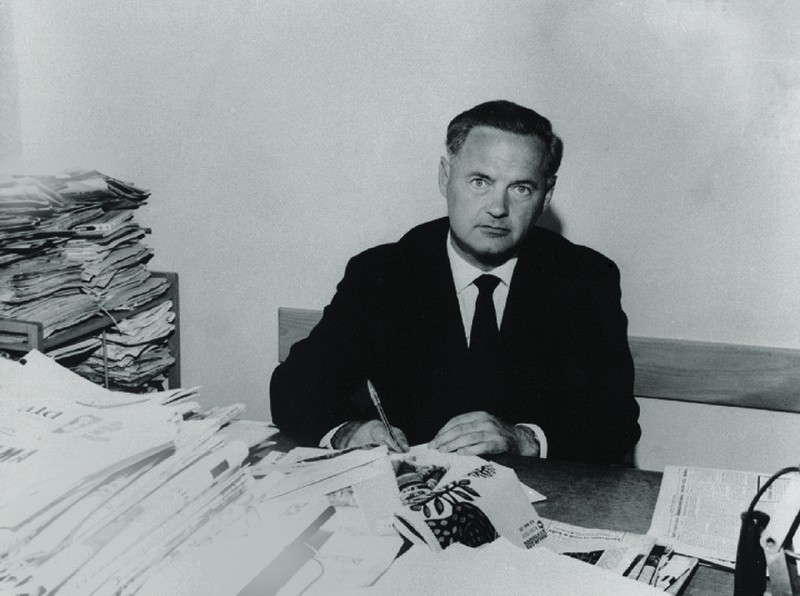 Tadeusz Chciuk-Celt przed biurkiem w RWE