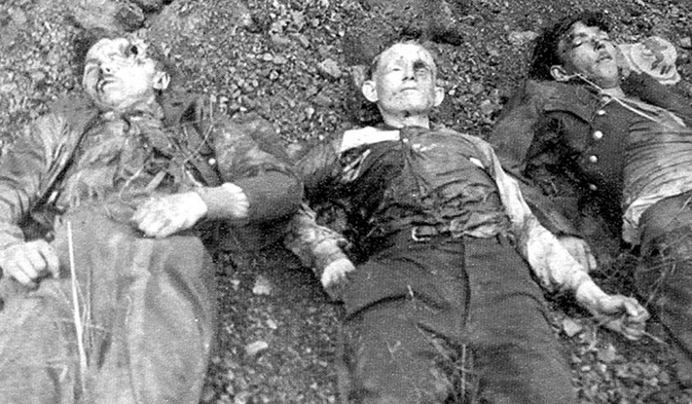 26 czerwca 1947. Zabici przez grupę operacyjną KBW-UB żołnierze kpt. &quot;Uskoka&quot;. O lewej: Józef Król &quot;Maryś&quot;, Stanisław Lis &quot;Korzeń&quot; i Kazimierz Karpik &quot;Czarny&quot;.