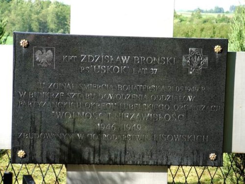 Nowogród. Tablica na pomniku w miejscu śmierci kpt. „Uskoka”.