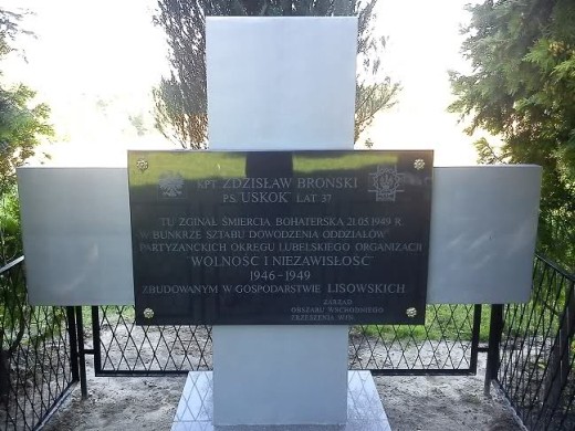 Pomnik ku czci kpt. Zdzisława Brońskiego „Uskoka” w Nowogrodzie, odnowiony w 2012 r. staraniem członków Narodowej Łęcznej i kibiców Górnika Łęczna.