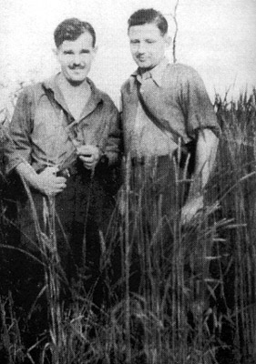 Sierpień 1947. Od lewej: mjr &quot;Zapora&quot; i kpt. Zdzisław Broński &quot;Uskok&quot;.