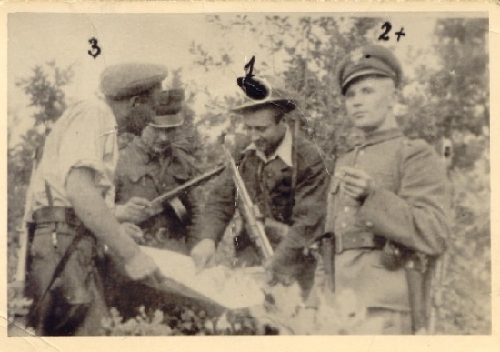 1947 rok. Od lewej: Stanisław Kuchciewicz &quot;Wiktor&quot;, kpt. Zdzisław Broński &quot;Uskok&quot;, Józef Franczak &quot;Lalek&quot;, Walenty Waśkowicz &quot;Strzała&quot;.