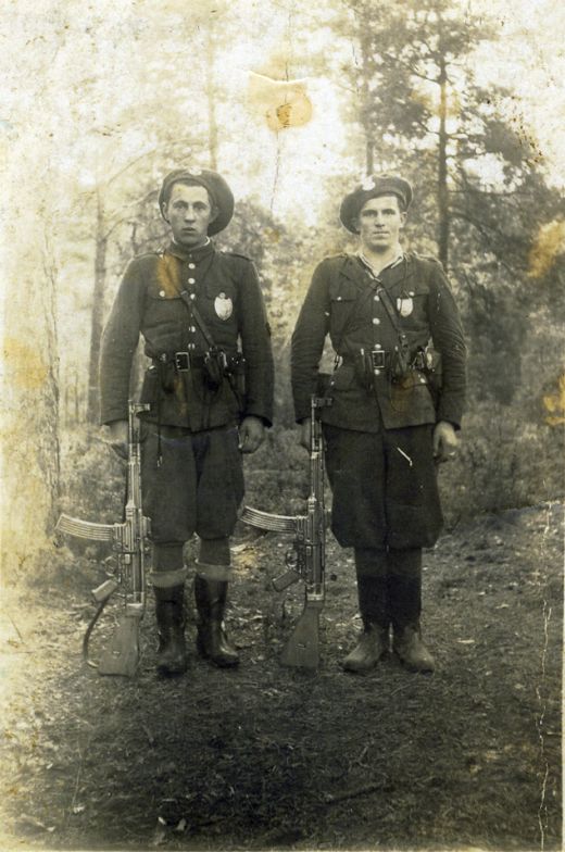 NN oraz Józef Grabowski „Vis” (brat ppor. &quot;Wiarusa&quot;). Lato/jesień 1948 r. (fot. zbiory Dariusza Syrnickiego).