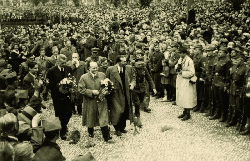 Demonstration of the inhabitants of Great Poland in support of Stanisław Mikołajczyk, standing next to the Deputy Prime Minister is Stefan Korboński, Poznań, 5 July 1945