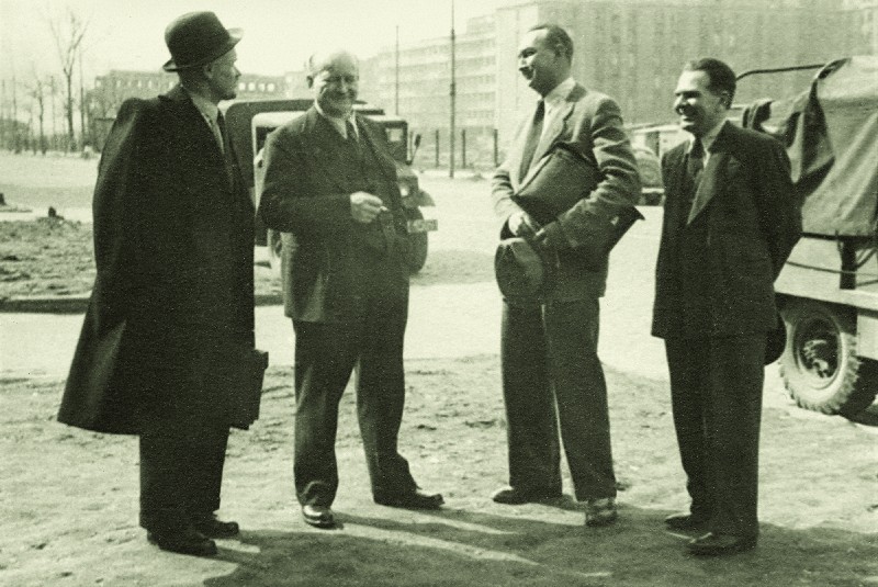 Standing in front of the Polish Peasant Party’s premises, from left: Franciszek Wójcicki, Stanisław Mikołajczyk, Stefan Korboński, Warsaw, 1946
