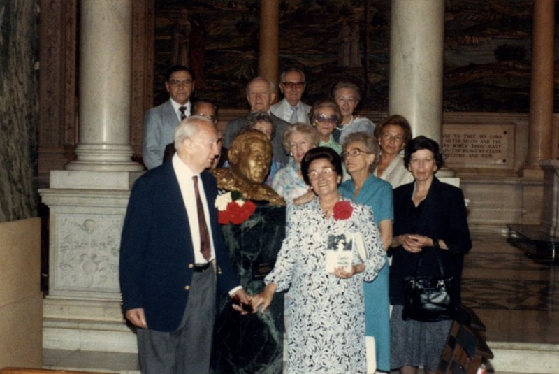Zofia and Stefan Korboński after a Holy Mass on the 50th anniversary of their marriage, surrounded by friends in front of a bust of Pope John Paul II at St. Matthew’s Cathedral in Washington, 9 July 1988