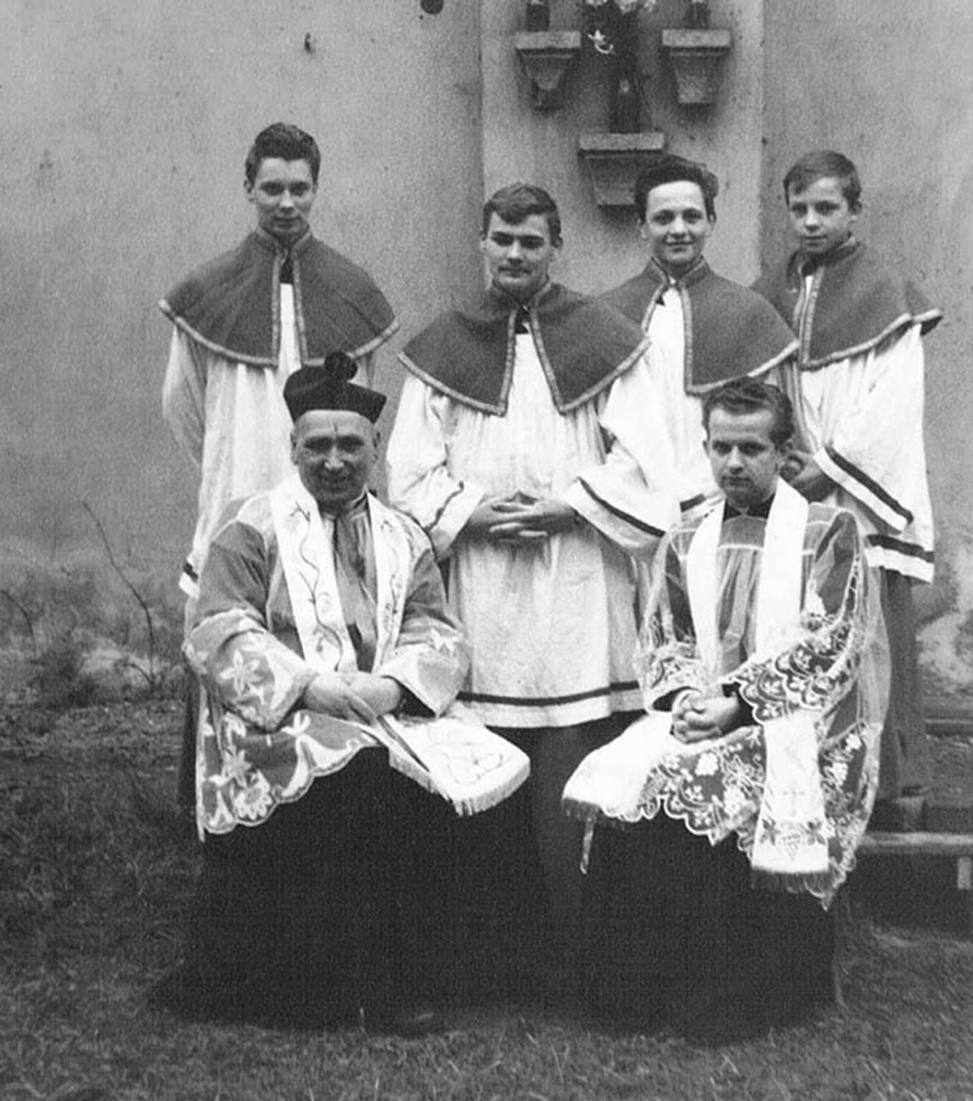 W środku stoi Kazimierz Jancarz jako ministrant, z prawej siedzi ks. Stanisław Dziwisz. Maków Podhalański, lata 60. XX w.