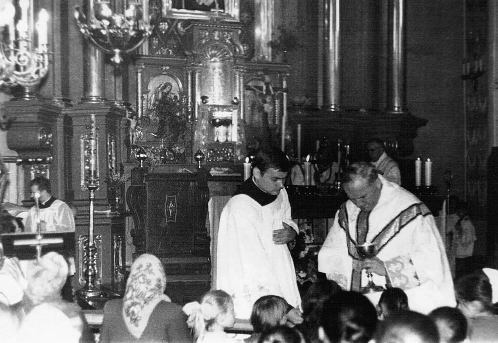 Ks. kard. Karol Wojtyła, obok ks. Kazimierz Jancarz, kościół pw. Przemienienia Pańskiego, Maków Podhalański, lata 70. XX w.
