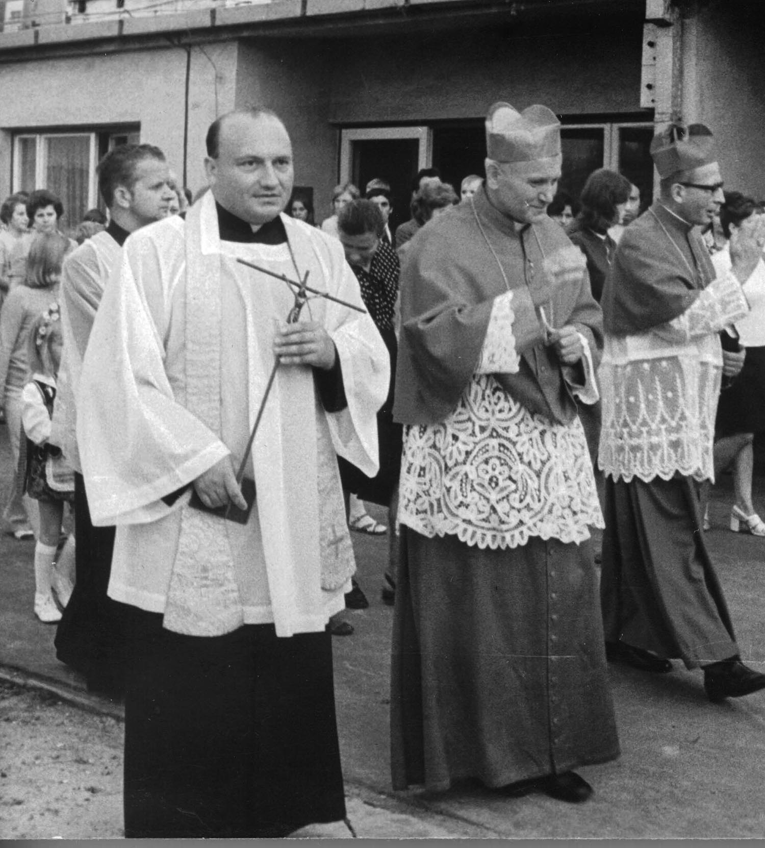 Ksiądz kard. Karol Wojtyła, ks. bp Andrzej Deskur, ks. Józef Kurzeja i ks. Stanisław Dziwisz, Mistrzejowice, 14 sierpnia 1974 r.