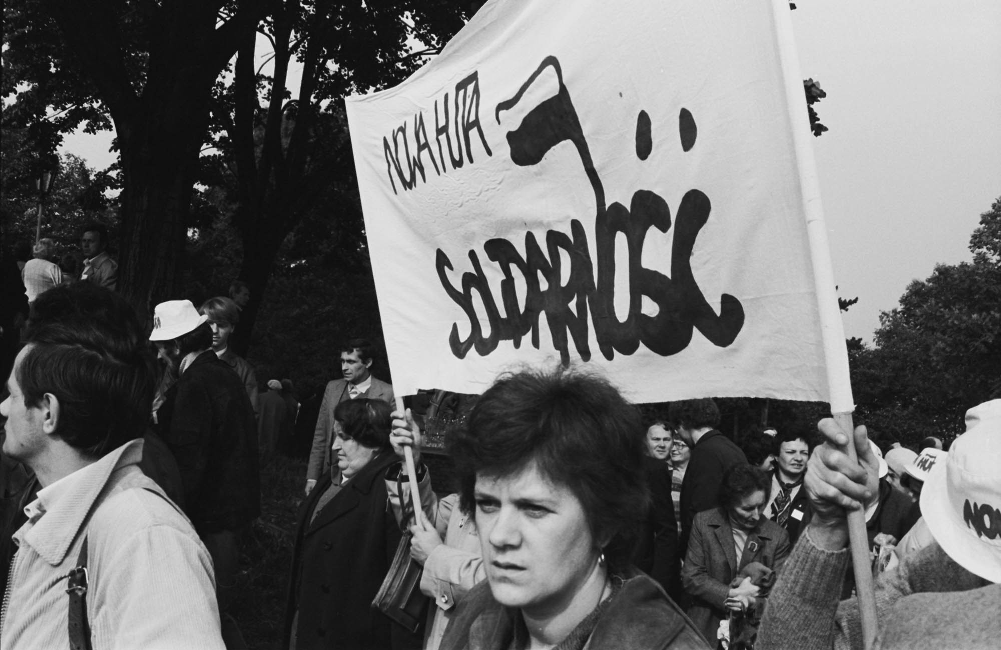 4. Uczestnicy pielgrzymki z Nowej Huty. II Pielgrzymka Ludzi Pracy na Jasną Górę, Częstochowa, wrzesień 1984 r.