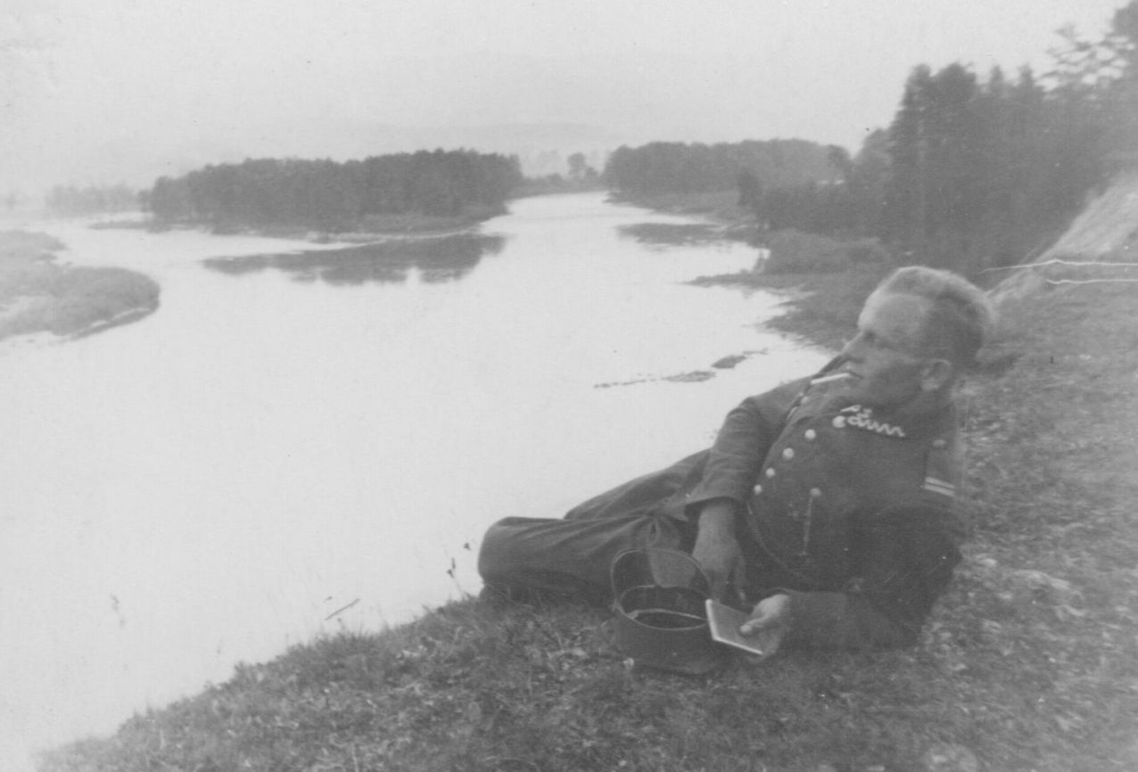 Stanisław Bielański nad brzegiem rzeki. Fot. ze zbiorów rodziny