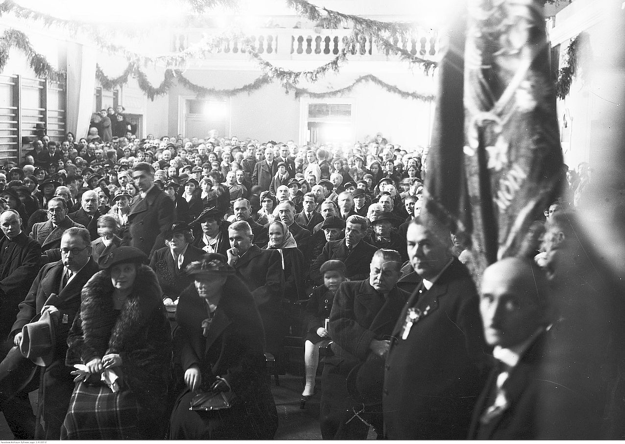 1934, sala „Sokoła”. Róża Łubieńska (siedzi pierwsza z prawej) na uroczystosciach 25-lecia kaplaństwa ks. Bogdana Niemczyńskiego. Fot. NAC