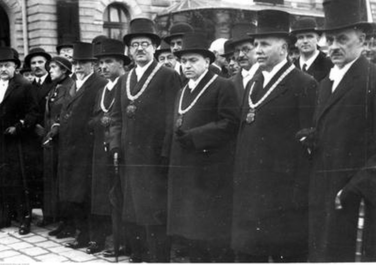 Przedstawiciele władz Krakowa podczas pogrzebu Józefa Piłsudskiego, 18 maja 1935 r. Pierwszy z prawej Stanisław Klimecki. Fot. NAC