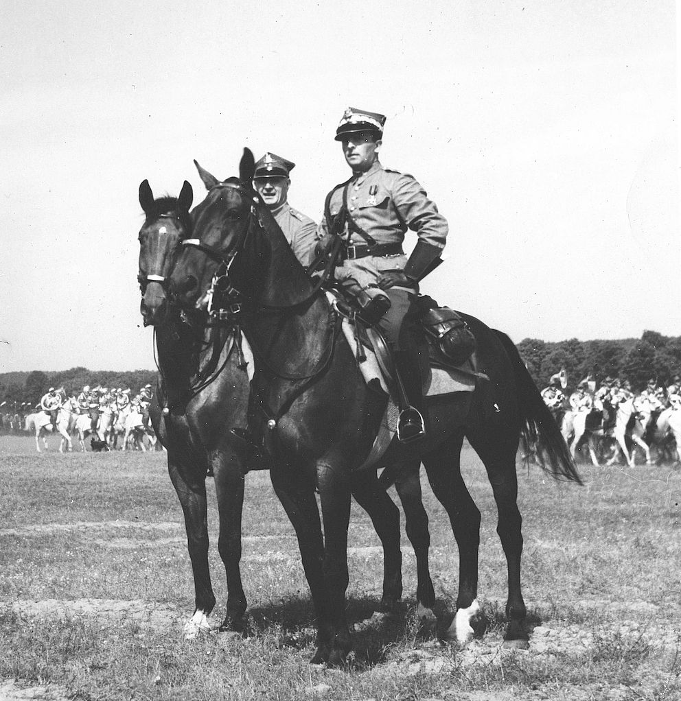 Gen. Stanisław Grzmot-Skotnicki (z prawej) podczas defilady Pomorskiej Brygady Kawalerii. Fot. NAC